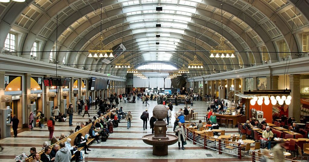 Dos personas detenidas por portar artefactos explosivos en la estación central de trenes de Estocolmo