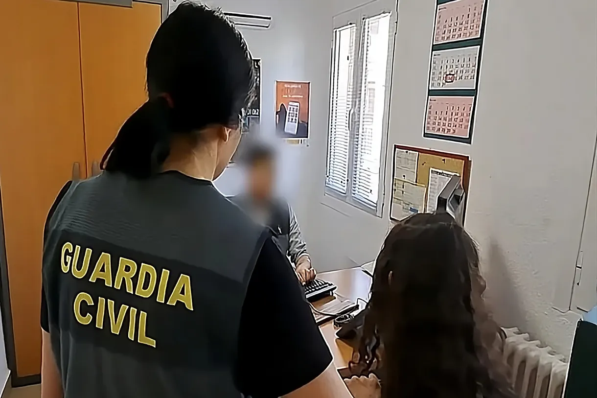 La Guardia Civil detiene a tres menores por desnudar a sus compañeras de instituto con Inteligencia Artificial